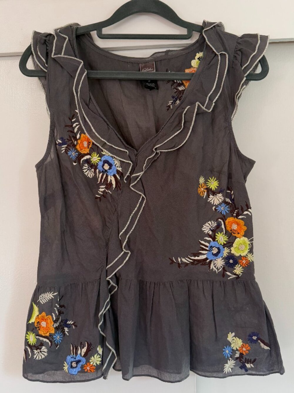 Lithe Woman's Size 6 Sleeveless Peplum Gray Top w/ Floral Embroidery